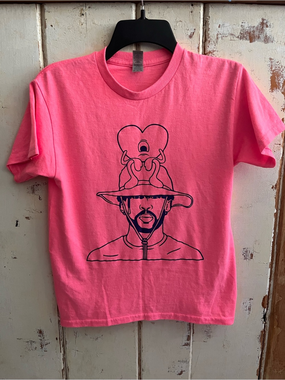 Gildan Pink Short Sleeve Tee with Black Line Art Graphic - Measurements included